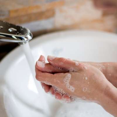 tvätta händerna i handfat